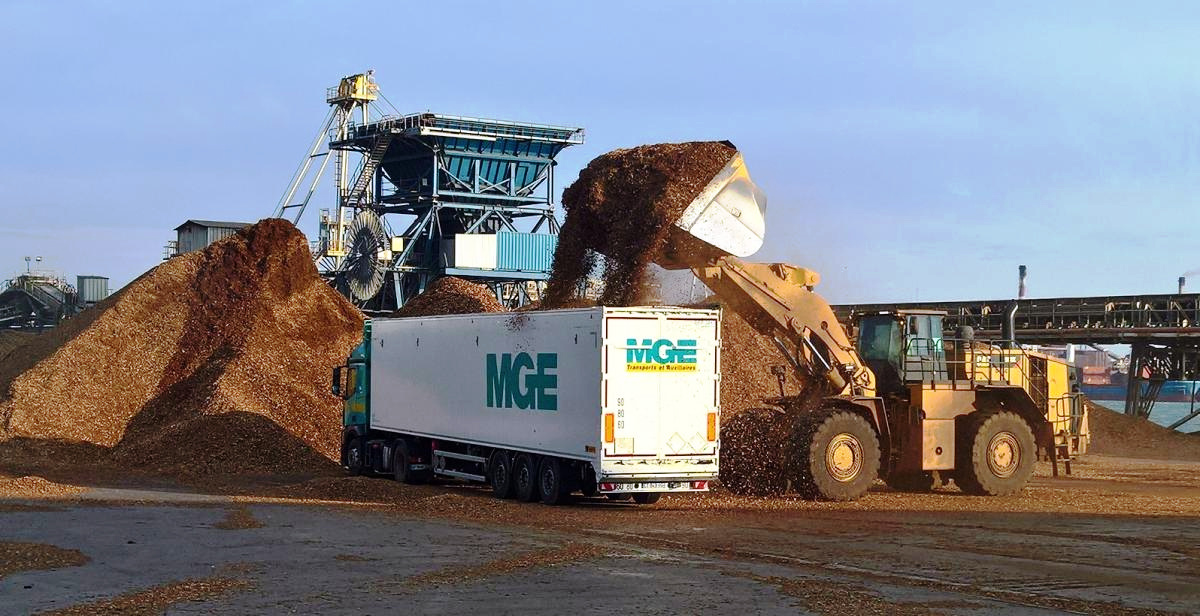 Chargement de plaquettes port de Fos sur Mer