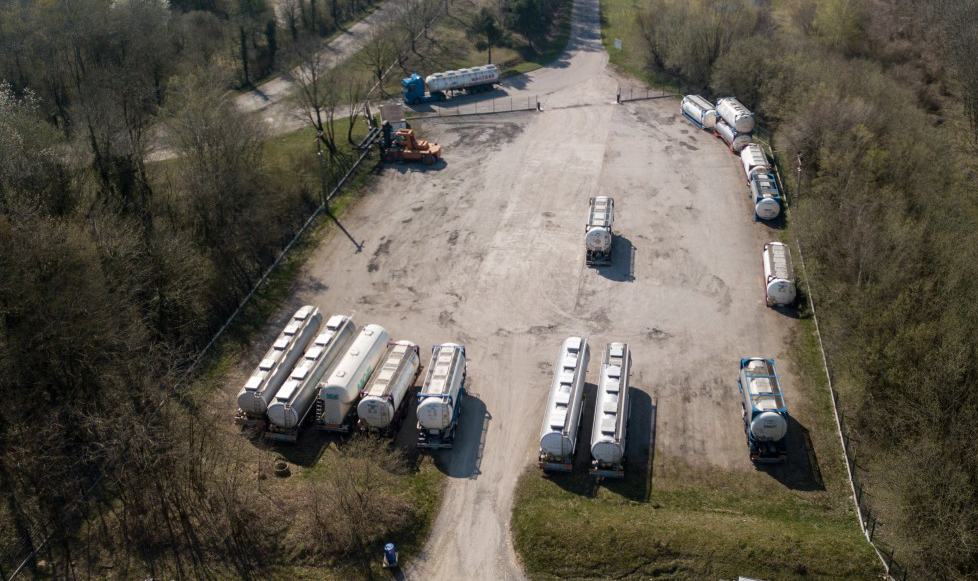 Photo: Parc du site ISMERT avec citernes et caisses mobiles